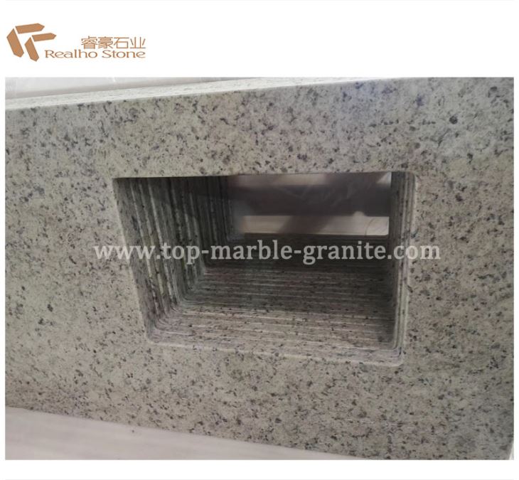 Countertops bojod tal-kamra tal-banju bir-Roża b'sinkijiet